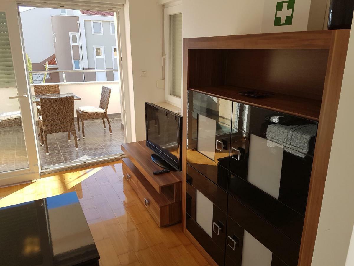 Apartment Novalja 4+2 Buitenkant foto